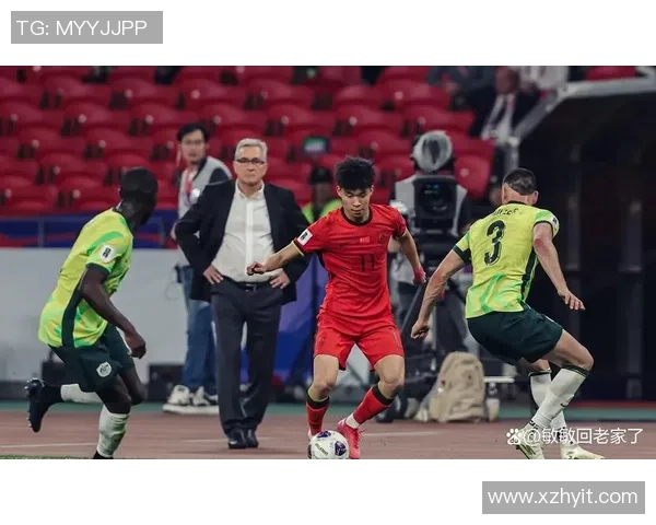 足球明星与儿子温馨合照展现父子情深瞬间引发网友热议